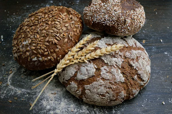 Pane rustico appena sfornato con spighe di grano