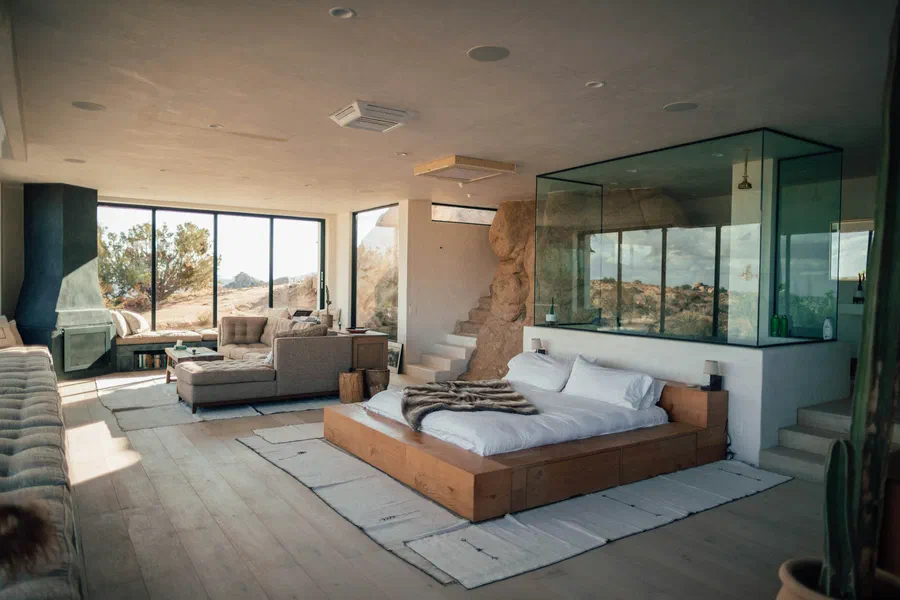 Suite con letto in legno massello e grandi vetrate sulla campagna