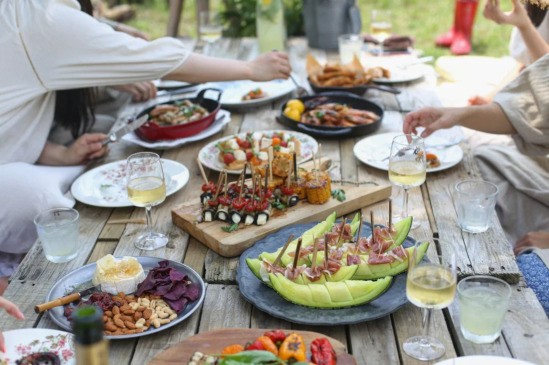 Tavolata all’aperto in giardino con piatti del territorio